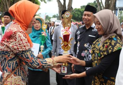 Penyerahan Piagam Penghargaan Kampung Religi